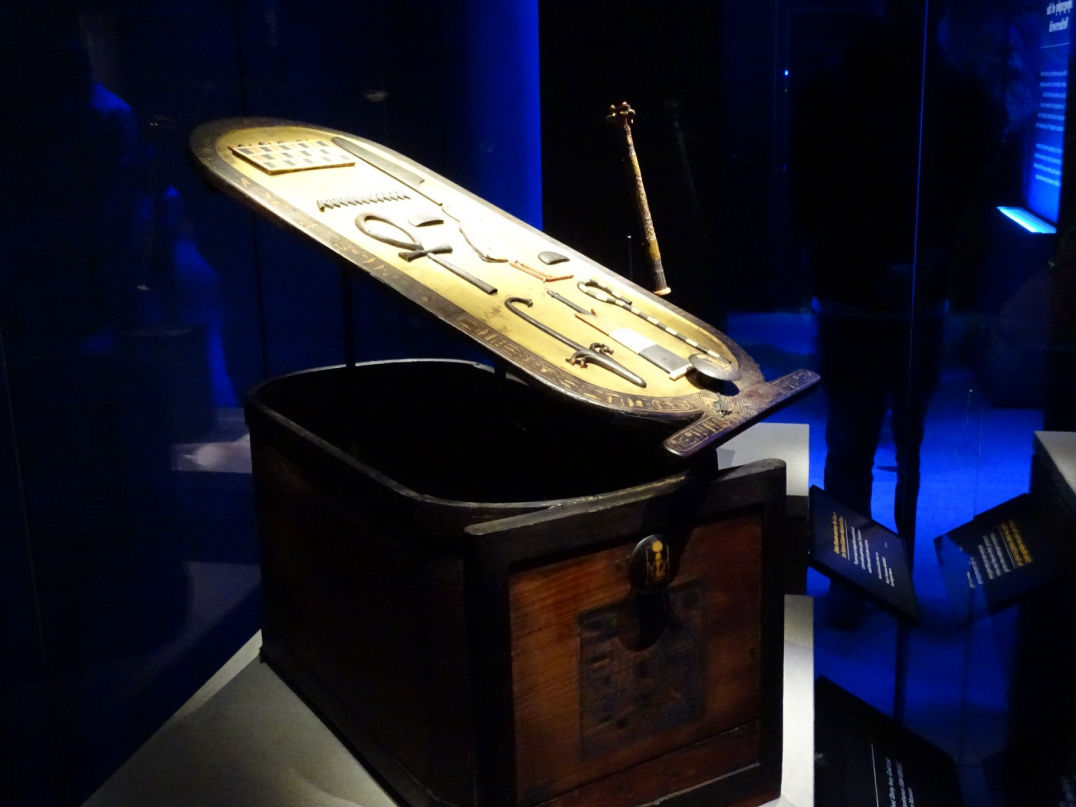 TUTANKHAMUN - Treasures of the Golden Pharaoh